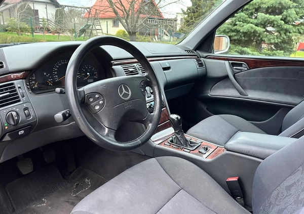 Mercedes-Benz Klasa E cena 15950 przebieg: 228000, rok produkcji 2001 z Żukowo małe 137